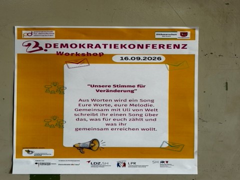 Plakat für einen Workshop bei der 2. Demokratiekonferenz Dithmarschen am 16.09.2026 unter dem Motto „Unsere Stimme für Veränderung“, bei dem Teilnehmende gemeinsam mit Uli von Welt einen Song schreiben.
